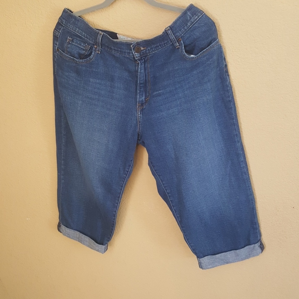Levi capri pants